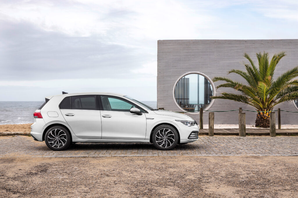8 LÝ DO VOLKSWAGEN GOLF ĐƯỢC GỌI LÀ “HATCHBACK QUỐC DÂN” CỦA CHÂU ÂU? 1 thân xe volkswagen golf 1.5 life màu trắng